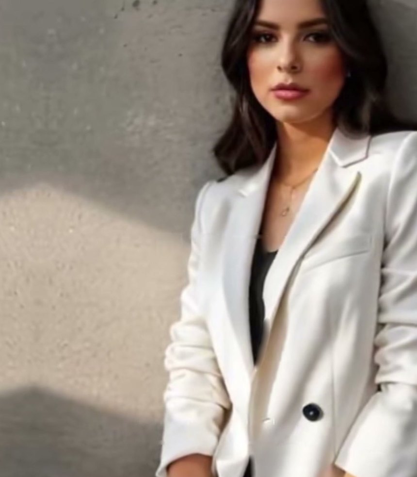 Retrato lifestyle com blazer claro e luz natural, gerado com IA
